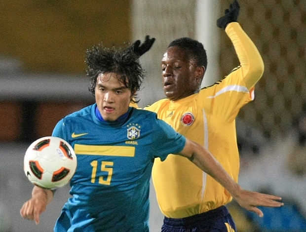 Volante Misael, do Grmio, disputa a bola com o colmbiano Cristian Palomeque: jogo feio