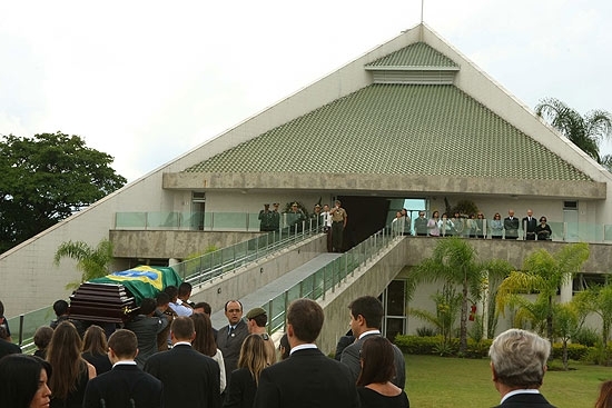 Corpo de Alencar j foi cremado no Parque Renascer, onde houve salva de 21 tiros de artilharia em homenagem