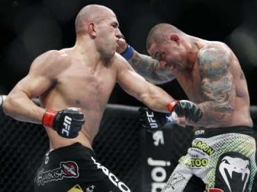 Brasileiro Thiago Silva (� esquerda) venceu o americano Brandon Vera no UFC 125; confirma��o do doping deve reverter res