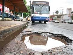 Popula��o est� habituada a passar por buraqueira, que n�o escapa nem de avenidas principais, como este registrado na XV 