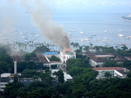 Fogo teve in�cio no segundo andar da capela da UFRJ