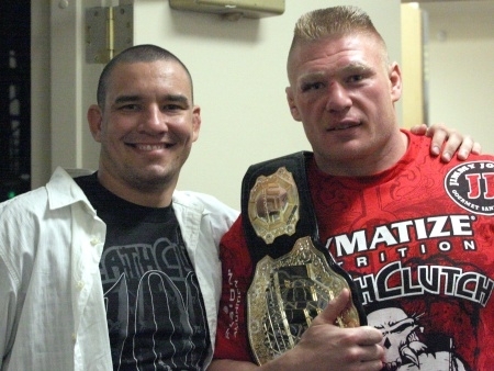 Brock Lesnar comemora com o brasileiro Rodrigo 