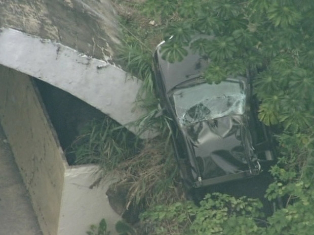 Carro desgovernado caiu num barranco num tnel em Niteri