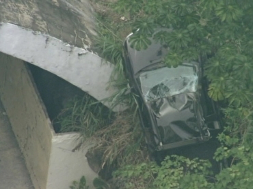 Carro desgovernado caiu num barranco num tnel em Niteri 