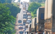 Trfego intenso de caminhes na BR-364  apontado como uma das causas de acidentes