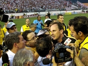 Ceni foi cercado por jornalistas aps o jogo