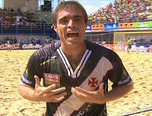 Betinho comemora gol na vitria do Vasco