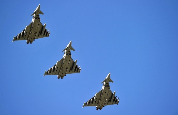 Caas italianos se preparam para pousar na base de Trapani Birgi, na Siclia, aps misso na Lbia