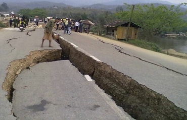 Morador observa estrago provocado pelo terremoto na cidade birmanesa de Tarlay nesta sexta-feira (25) 