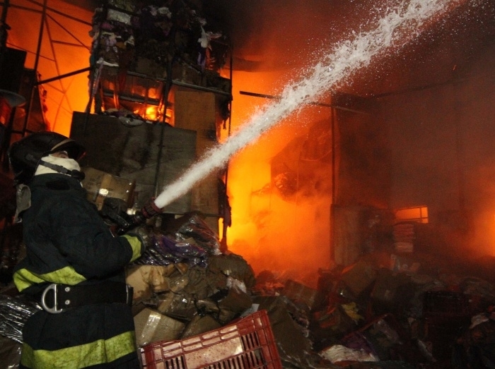 Bombeiros tentavam controlar o fogo em um dos galp�es da Mooca, na zona leste da capital