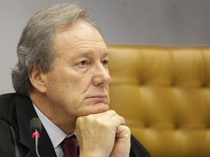 O ministro Ricardo Lewandowski, presidente do TSE, durante sess�o do Supremo nesta quinta (24)
