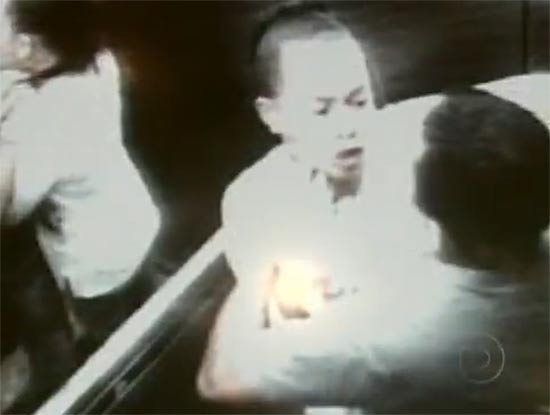 Cmera flagou homem tentando estrangular a ex-mulher no elevador em Florianpolis (SC)