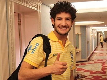 Pato conversou com Mano Menezes em Londres e j viajou de volta para Milo