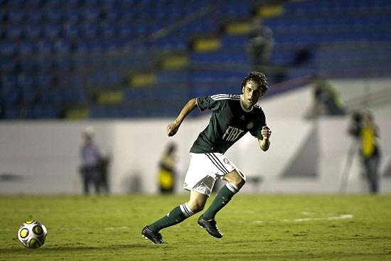 Lincoln recebe a bola durante jogo contra a Linense