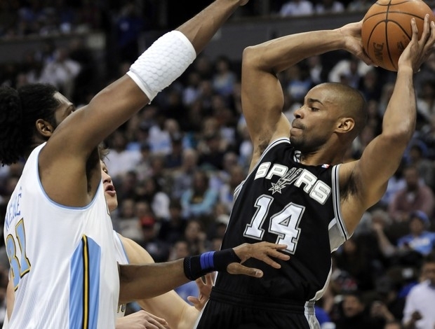 Bem na defesa, Nen fora para cima de Gary Neal, cestinha dos Spurs