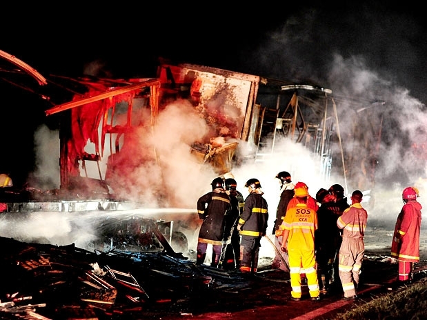 Carreta prensou um Fiat Uno contra a traseira de outra carreta em Ca�apava