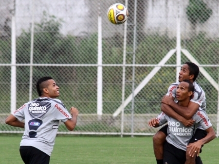 Dentinho, Jorge Henrique e Liedson estaro juntos novamente na equipe