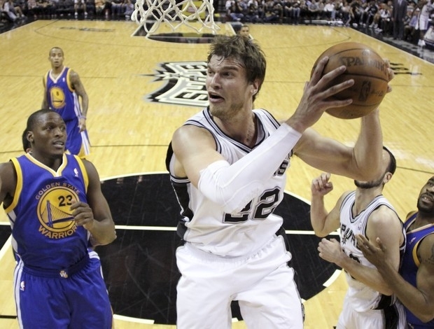 Tiago Splitter entrou durante o jogo e, com um duplo-duplo, se destacou na vit�ria dos Spurs