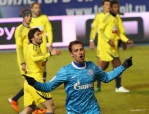 Jucilei, do Anzhi (ao fundo), vê Shirokov comemorando gol do Zenit