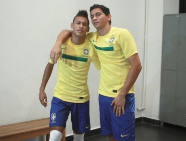 Neymar e Ganso  durante ensaio com o novo uniforme da Seleo