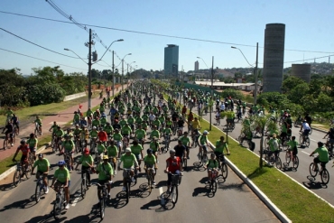 Passeio ciclstico em Porto Alegre reuniu cerca de 2,5 mil pessoas, segundo a prefeitura