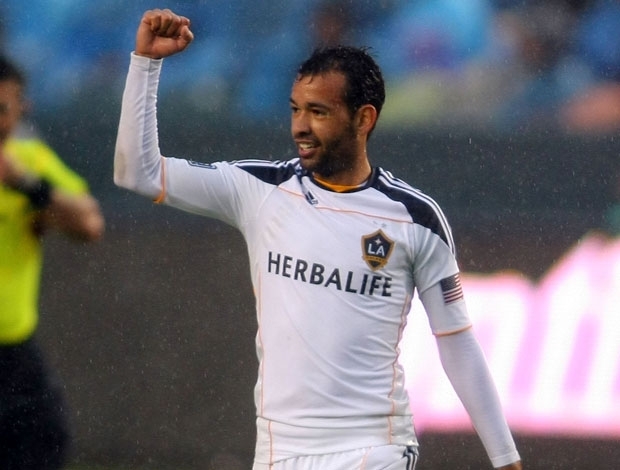 Juninho comemora o golao no empate em 1 a 1 entre LA Galaxy e New England