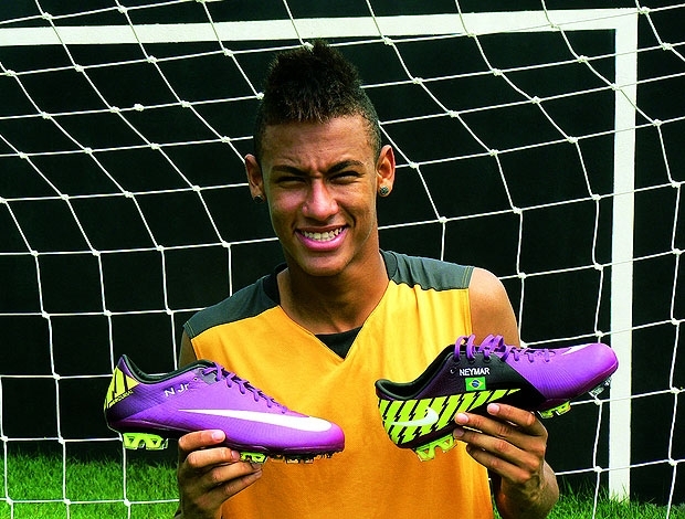 Neymar exibe o par de chuteiras que vai usar diante do Bragantino neste sbado