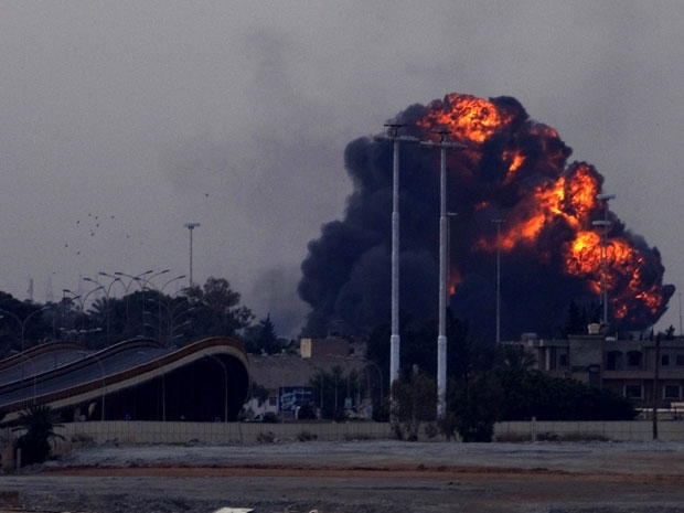 Enorme bola de fogo e fumaa surge aps queda do avio em Benghazi.
