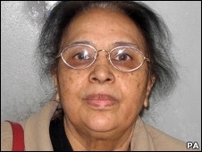 Khan dever� pagar 25 mil libras a uma africana que mantinha em sua casa