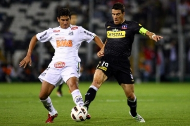 Ganso batalha pela bola em partida contra o Colo Colo, que reduziu muito as chances do Peixe na Libertadores