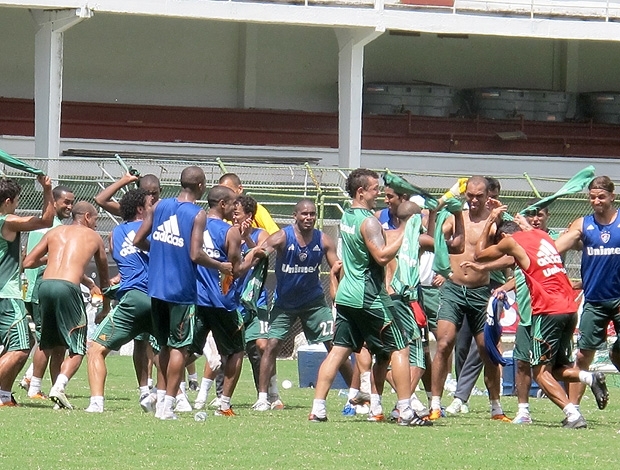 Jogadores deixam crise de lado e se divertem em treino nas Laranjeiras