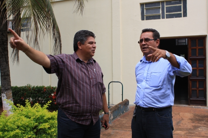 Meraldo de S apresenta proposta para Silvio Souto e discutem situao do municipio.