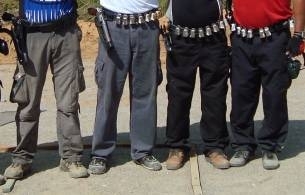 Mrio e amigos em foto durante treinamento no Falco Clube de Tiro, em Cuiab