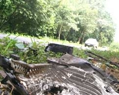 V�tima ficou presa �s ferragens j� sem vida. Destro�os do Fox, que estava com pneu careca, vistos por todo lado 