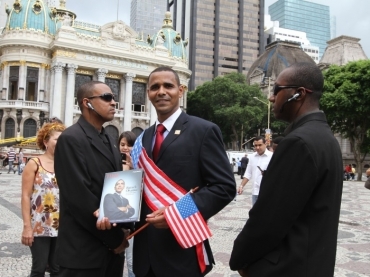 Rinaldo posa como Obama na Cinelndia, onde o presidente americano discursar no domingo (20)