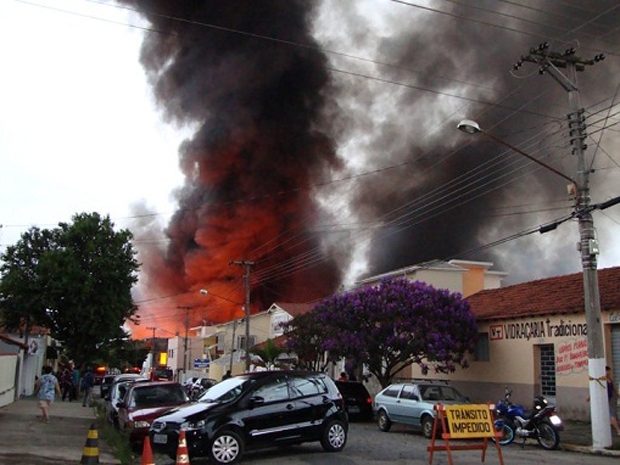 Ruas prximas  fbrica foram interditadas para o trabalho dos bombeiros