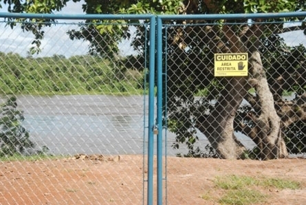 Grande cerca entrada de pessoas no Rio Paraguai