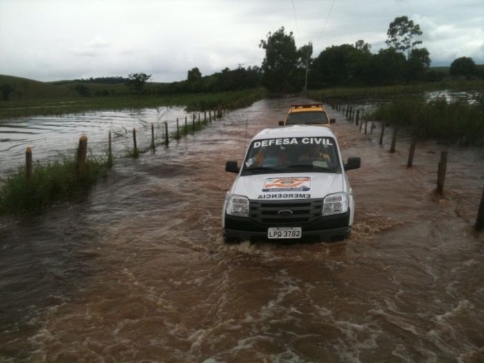 Estradas do Imb so tomadas pela gua. Carros da Defesa Civil tentam chegar at as famlias que esto isoladas