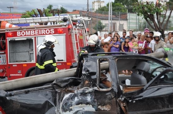 Carro de passeio bate em poste, que cai e mata motorista