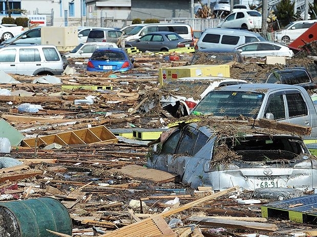 Carros so vistos boiando na gua dois dias aps a onda de 10 m de altura atingir a cidade de Sendai