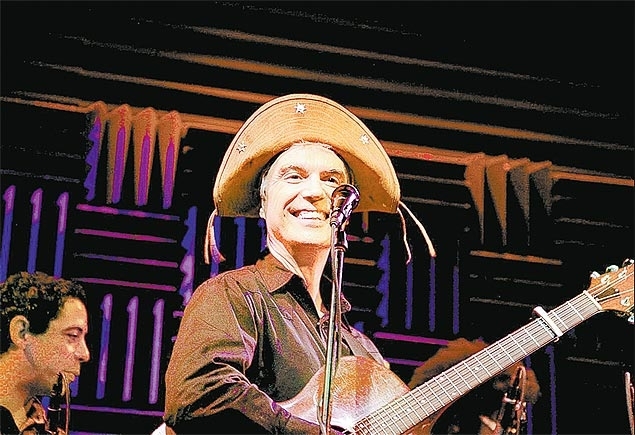 O cantor americano David Byrne, com chapu de cangaceiro, canta verso em ingls da msica 