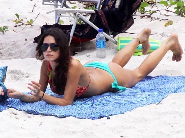 Thaila Ayala aproveitou as areias cariocas