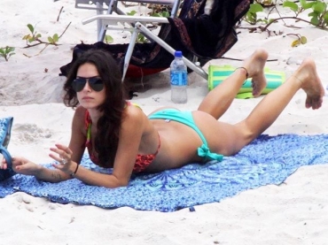 Thaila Ayala aproveitou as areias cariocas