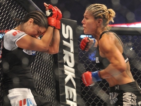 Cris Cyborg (dir.) deve acertar com empresa de luta livre