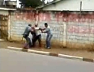 Imagens mostram PMs espancando homem no interior de SP