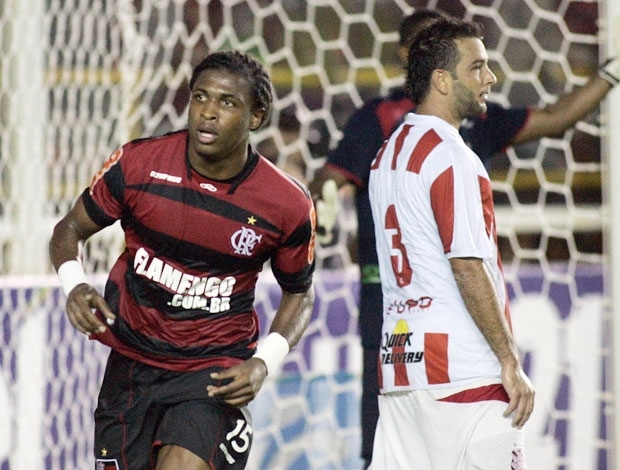 Diego Maurcio festeja o gol da vitria sobre o Bangu, em Maca