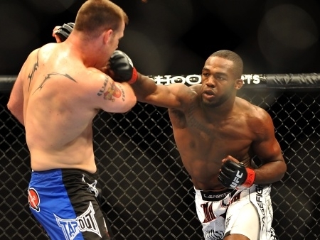 Jon Jones ( direita) provoca sem parar: 