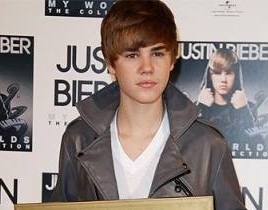 O cantor adolescente Justin Bieber, que pode ser preso por incitar tumulto se for  varanda de hotel em Liverpool