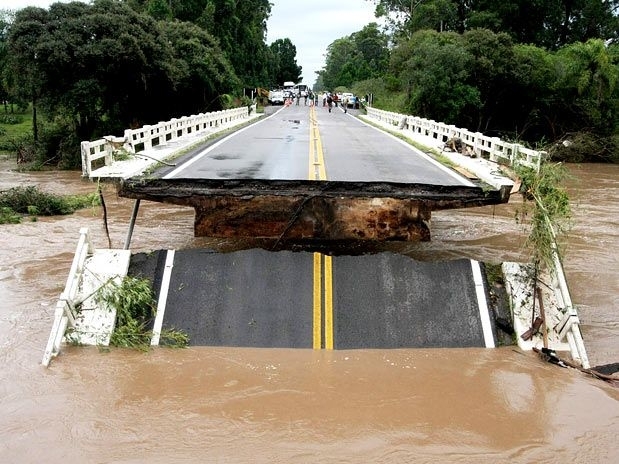 Chuva causou rompimento de ponte