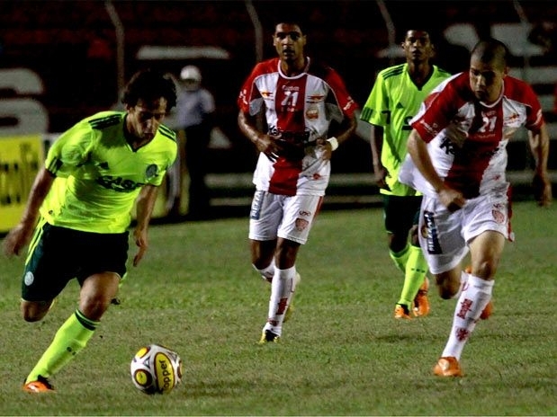 Sem Kleber, o Palmeiras contou com uma grande atua��o de Valdivia, o principal respons�vel pela virada